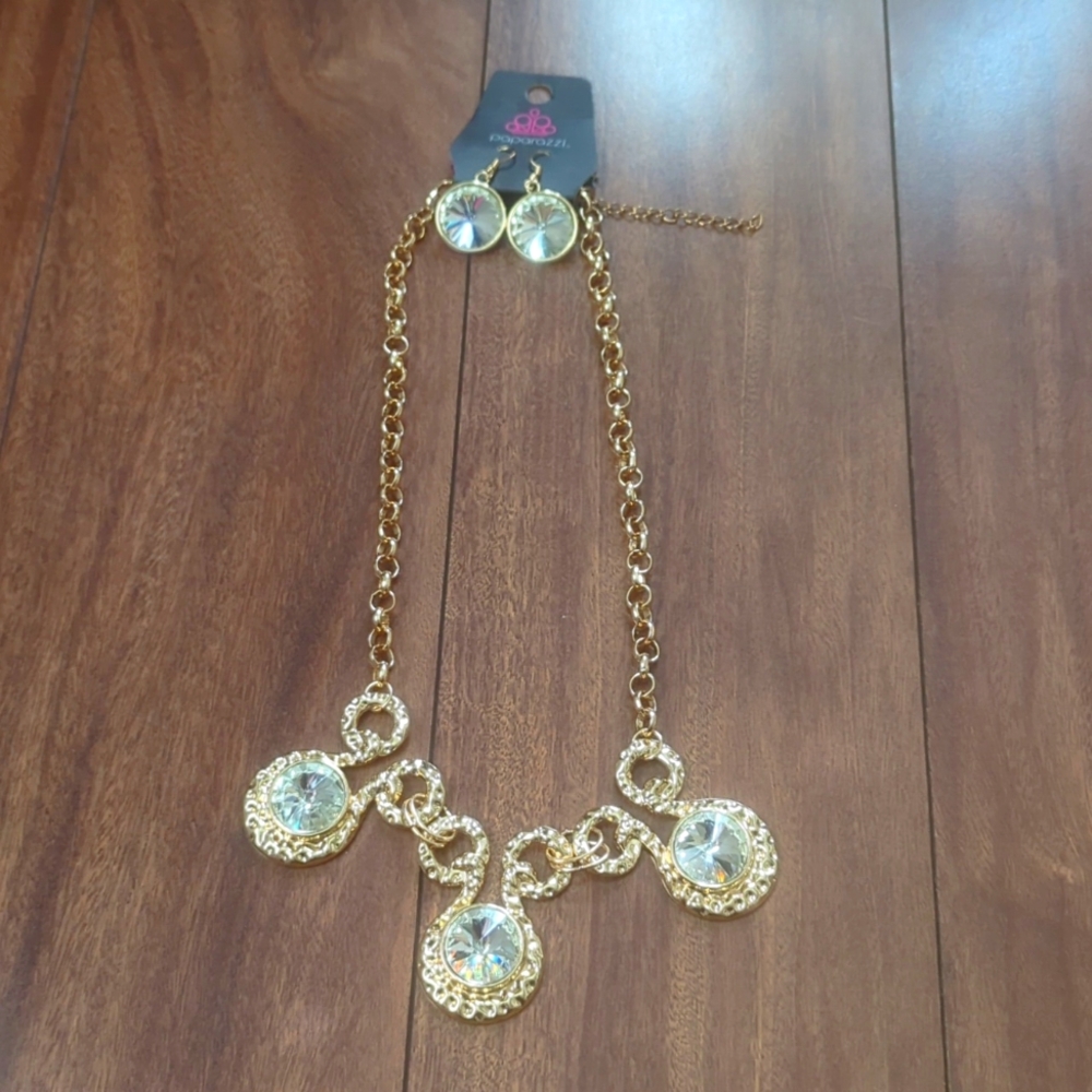 Paparazzi Necklace and Earring set